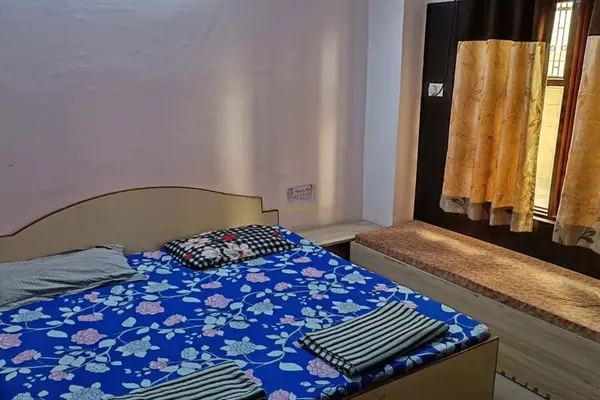 AC room at Shree Mewad Bhavan near Shatrunjaya Hills Palitana
