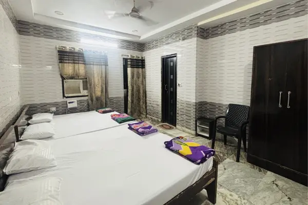 6 beds AC room for group stay near Shatrunjaya Hills